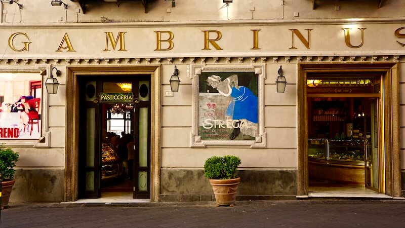 Gran Caffè Gambrinus è un luogo storico a Napoli dove assaggiare specialità tipiche e scoprire un luogo carico di storia e arte