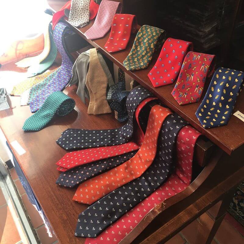 La Cravatta su misura è un laboratorio artigianale di Roma che offre un'ampia selezione di cravatte e accessori personalizzati e Made in Italy